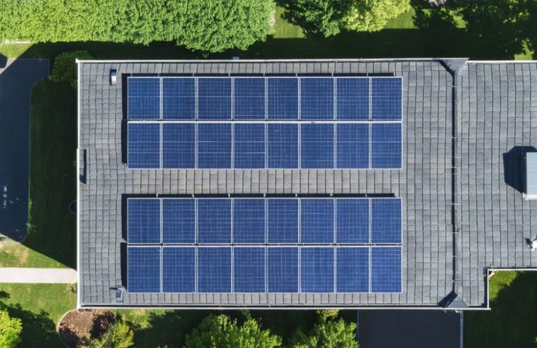 3D-modeling of a residential roof with optimally placed solar panels, illustrating precise positioning, alignment, and spacing as part of a solar panel installation blueprint.